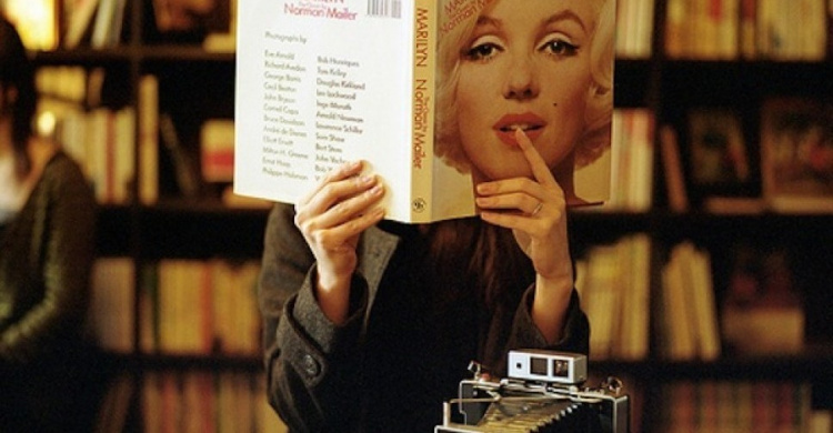 В Мариуполе блондинок и брюнеток приглашают в библиотеку на гламурную вечеринку