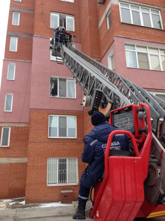 Мариупольские спасатели помогли запертой в квартире девочке