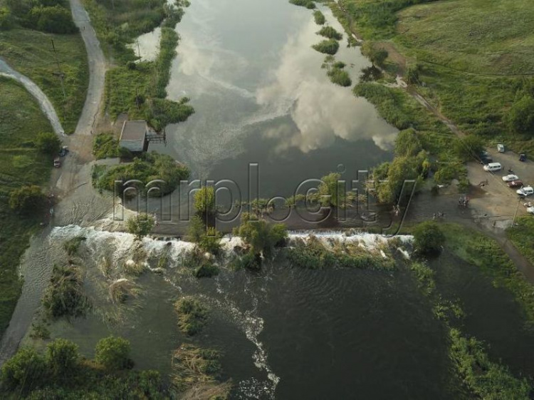 В Мариупольском районе большая вода хлынула через дамбу - вид с высоты птичьего полета