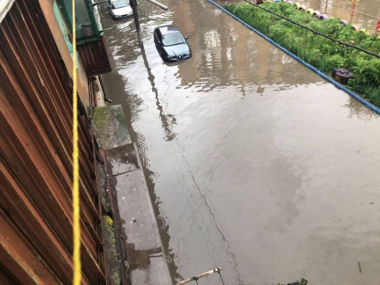В Мариуполе снова дождевые реки: общественный транспорт не ходит