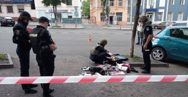 В центре Мариуполя обнаружили подозрительный чемодан: на месте работали взрывотехники