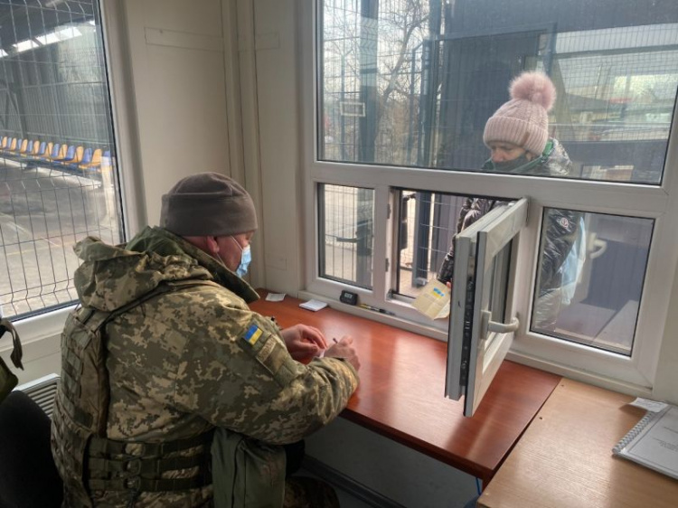 На Донбассе боевики блокируют пять из семи КПВВ. Какие дорожные коридоры работают?