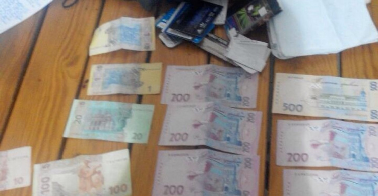 Мариупольского полицейского разоблачили на взятке в 15 тысяч гривен (ФОТО)