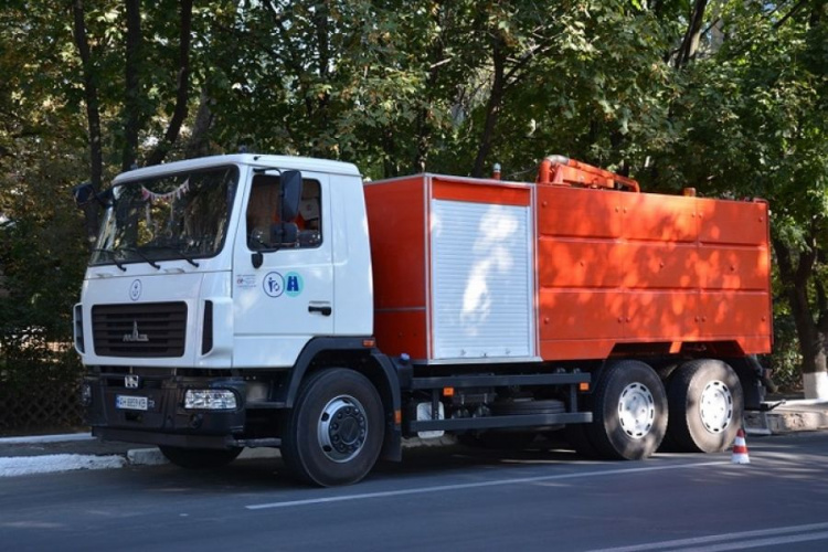 Ливневую канализацию в Мариуполе прочищает специальная техника (ФОТО)