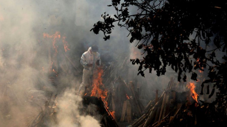 Тела умерших сжигают на улицах: в Индии «коронавирусная» катастрофа