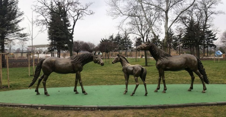 В мариупольском парке снова открыт доступ к скульптурам лошадей. Что изменилось? (ФОТОФАКТ)