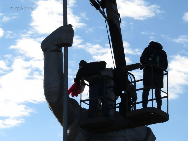 Мариупольского «Сталевара» нарядили в стильный шарф с оберегами (ФОТО+ВИДЕО)