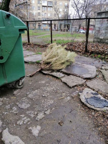 Пора выносить: в Мариуполе в декабре избавились от прошлогодней елки (ФОТО)