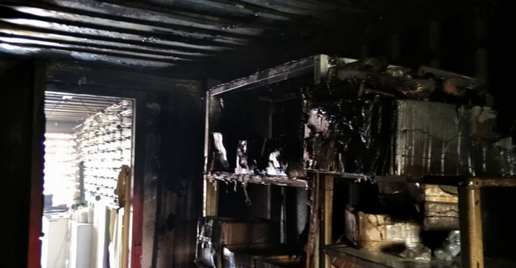 В центре Мариуполя 11 спасателей тушили пожар