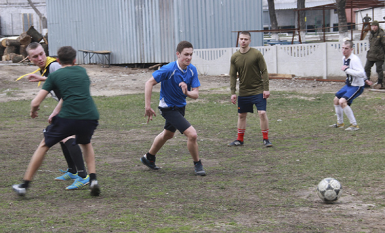 Мариупольские школьники сыграли с нацгвардейцами в футбол и прокатились на БТР (ВИДЕО)