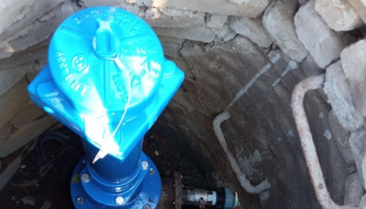 В Мариуполе меняют старые водопроводные трубы на новые - пластиковые