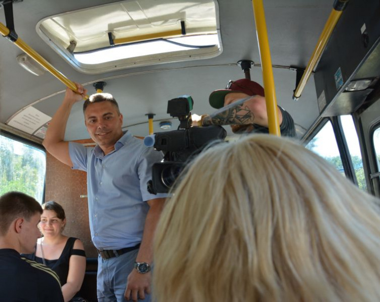 В Мариуполе чиновники горсовета проехались в городском автобусе (ФОТО)