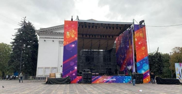 Центр Мариуполя украшают фотозонами к праздничным выходным (ФОТОФАКТ)