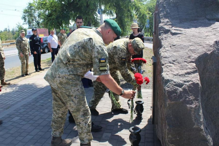 В Мариуполе почтили память пограничников, попавших в засаду боевиков в 2014 году (ФОТО)