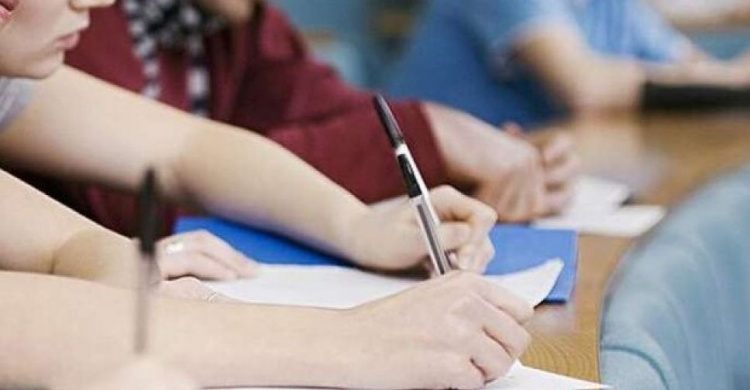 Почти 350 школьников, зарегистрированных на ВНО в Мариуполе, не пришли на тестирование
