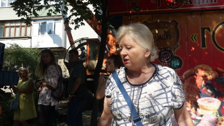 Жители Мариуполя демонтировали киоск с гербом Украины (ФОТОФАКТ)