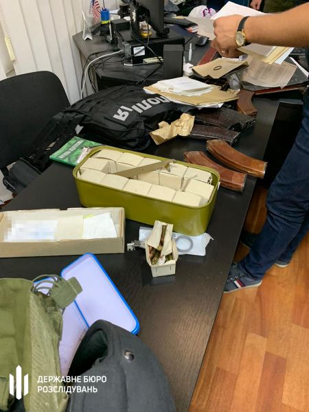 В Мариуполе четырех полицейских подозревают в торговле изъятыми наркотиками