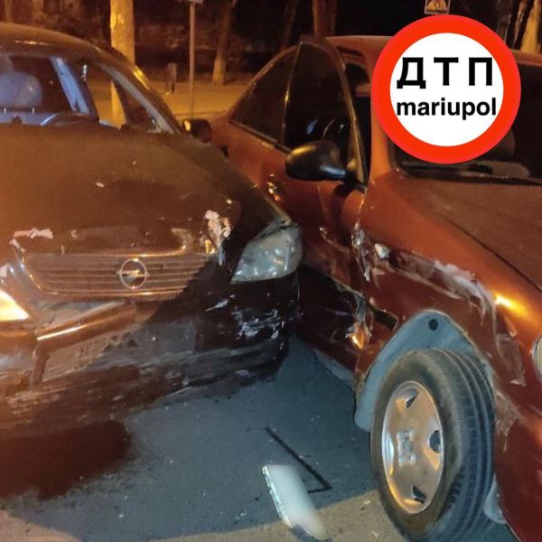 В Мариуполе столкнулись легковушки: пьяного пассажира забрала «скорая»