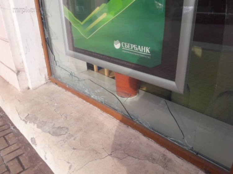 Протест или вандализм? В Мариуполе напали на скандально известный банк