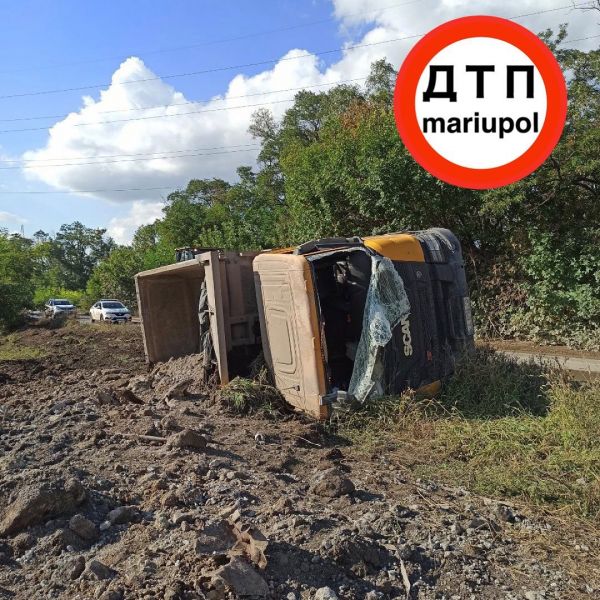 В Мариуполе перевернулся самосвал: водителя забрала «скорая»