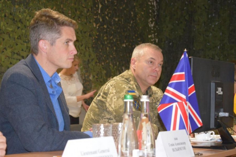 Госсекретарь по вопросам обороны Великобритании посетил передовую на Донбассе (ФОТО)