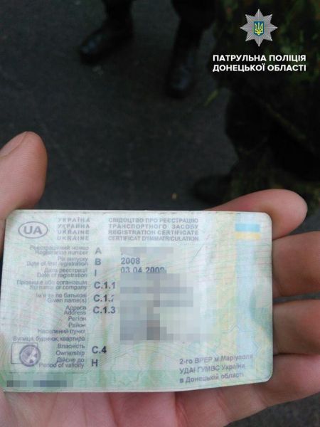 Водителя маршрутки с подозрительными документами остановили в Мариуполе (ФОТО)