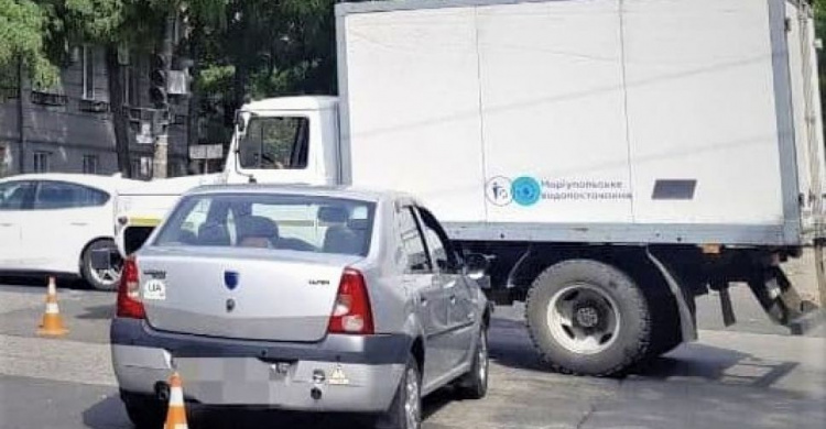 В центре Мариуполя легковушка въехала в коммунальный автомобиль