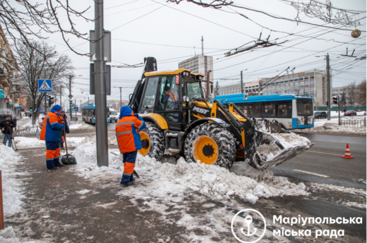 В Мариуполе от снега расчистили сотни остановок