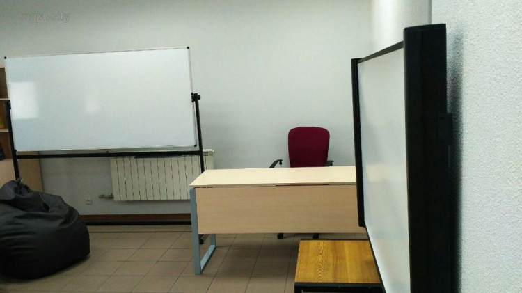 В Мариуполе открыли еще один вуз-переселенец  – Донецкий государственный университет управления (ФОТО)