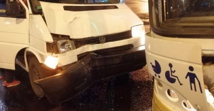 В центре Мариуполя столкнулись два автобуса