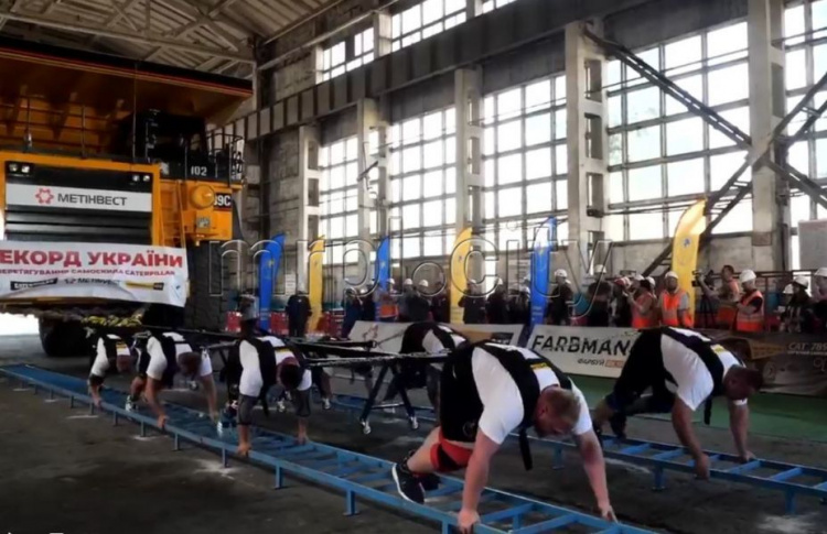 Новый рекорд: мариуполец Александр Лашин вместе с другими стронгменами протянул самосвал весом почти 300 тонн