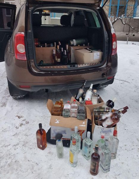 По тротуару в Мариуполе двигался автомобиль с нелегальным алкоголем (ФОТО)