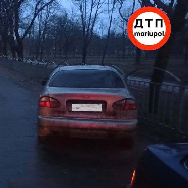 В Мариуполе водитель врезался в ограду и бросил автомобиль