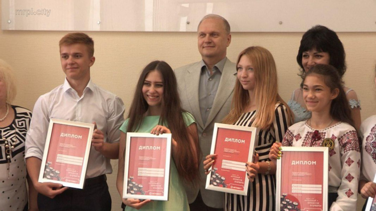 За самые крутые эссе – крутые планшеты. Школьники Мариуполя победили в конкурсе «Steelman – профессия будущего» (ФОТО)