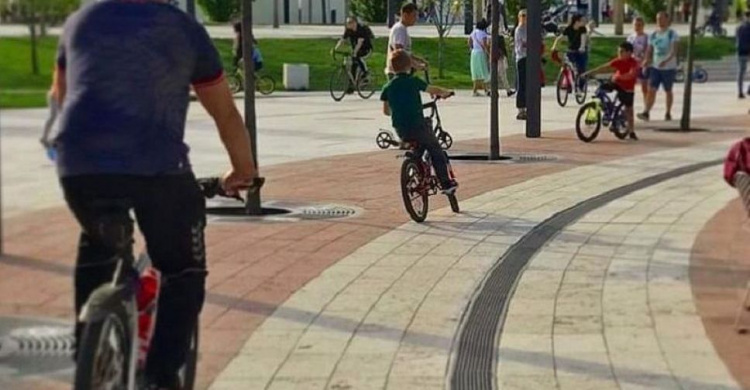 Опасно для жизни: Мариупольцы хотят запретить велосипедистам кататься в многолюдных местах