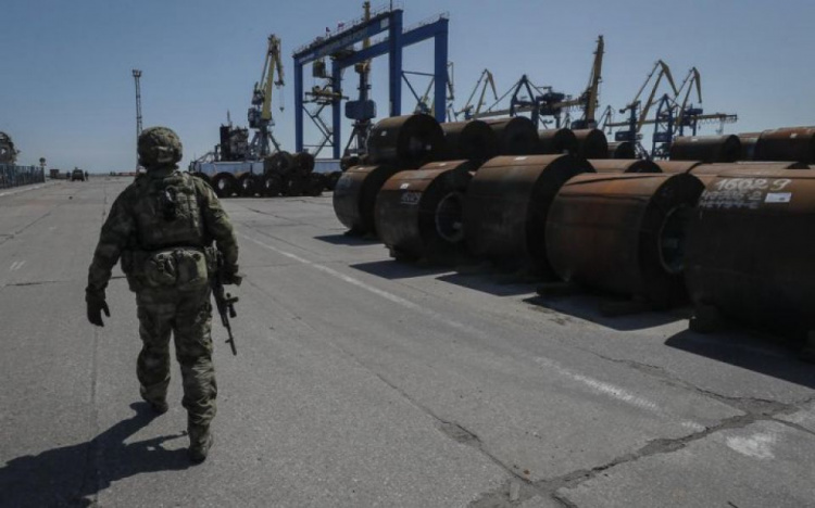 Ущерб на $20 млрд: россияне продолжают воровать металл из Мариуполя