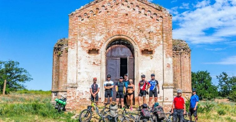 Шесть дней и 400 км на загадку: мариупольцы на велосипедах исследовали Приазовье (ФОТО)