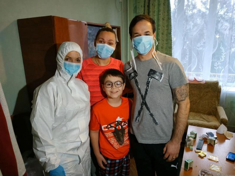 Эвакуированную из Китая мариупольскую семью проведала Скалецкая (ФОТО+ВИДЕО)