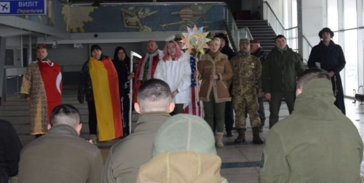 В терминале мариупольского аэропорта львовские волонтеры организовали патриотический вертеп