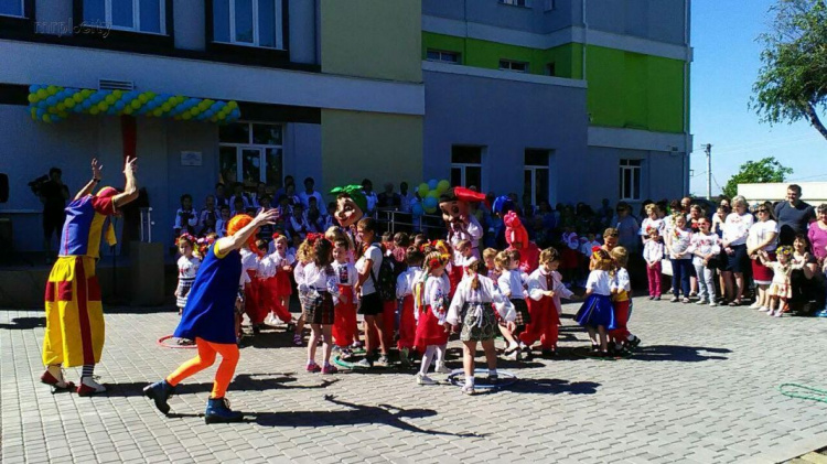 В мариупольском поселке открыли современный детский сад за 38 млн гривен (ФОТО)