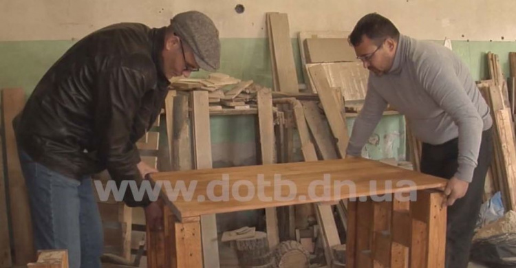 Переселенцы в Мариуполе создают мебель, ремонтируют автомобили и шьют обувь (ВИДЕО)