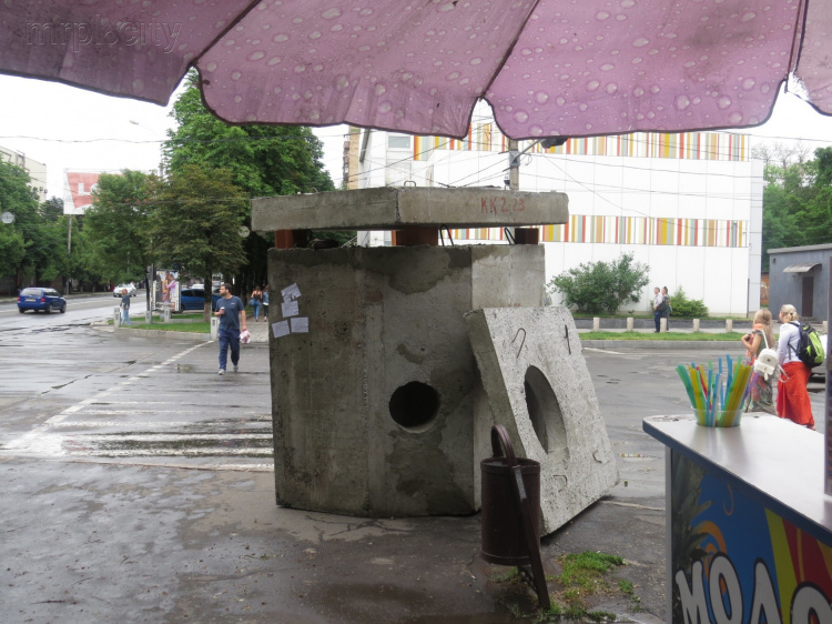 В центре Мариуполя появился объект, похожий на военный ДОТ 