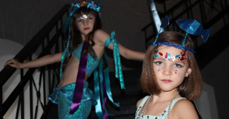 В Мариуполе прошел яркий парад русалочек