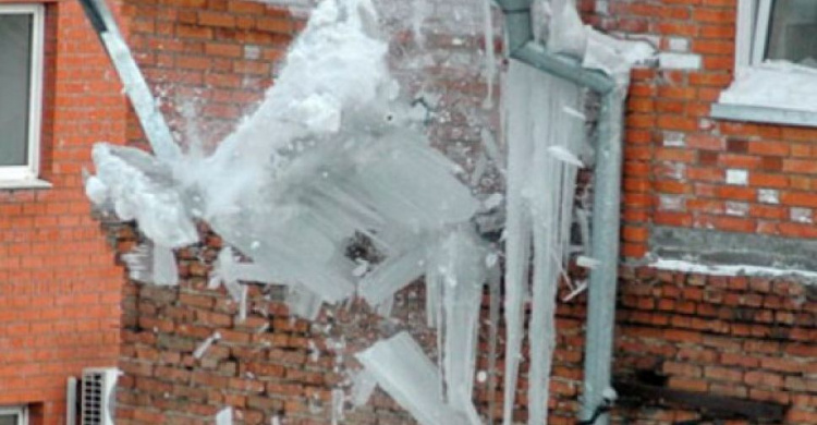 Мариупольцев предупредили об опасности ледяной «бомбардировки» (ФОТО+ВИДЕО)