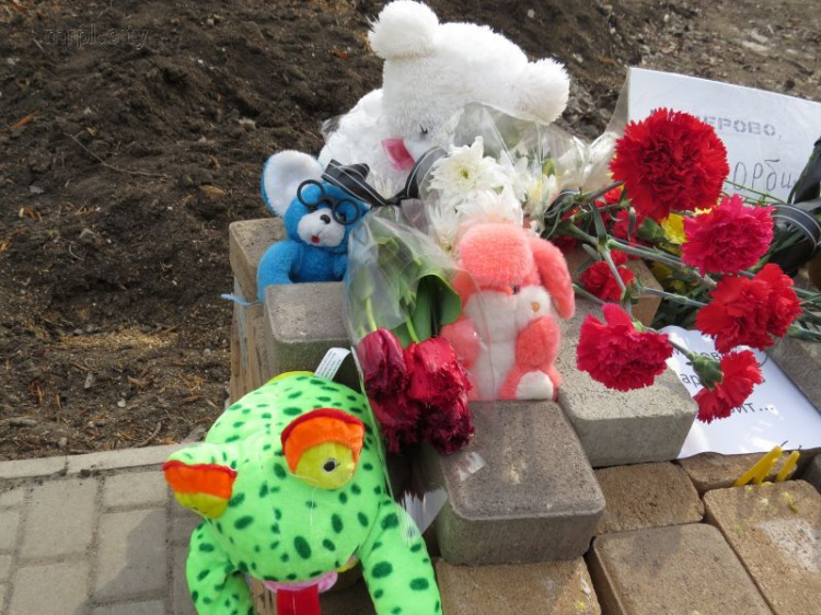 В центр Мариуполя несут цветы и игрушки в память о погибших в Кемерово (ФОТО)
