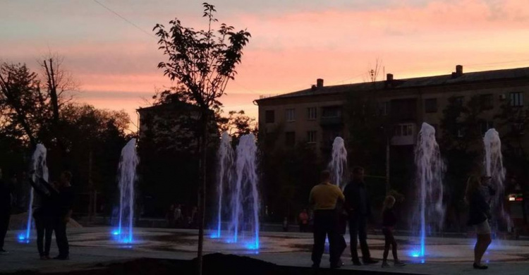 В центре Мариуполя забили разноцветные струи пешеходного фонтана (ФОТО+ВИДЕО)