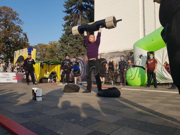 В центре Мариуполя украинские стронгмены и богатыри бросили вызов горожанам и тяжелой технике