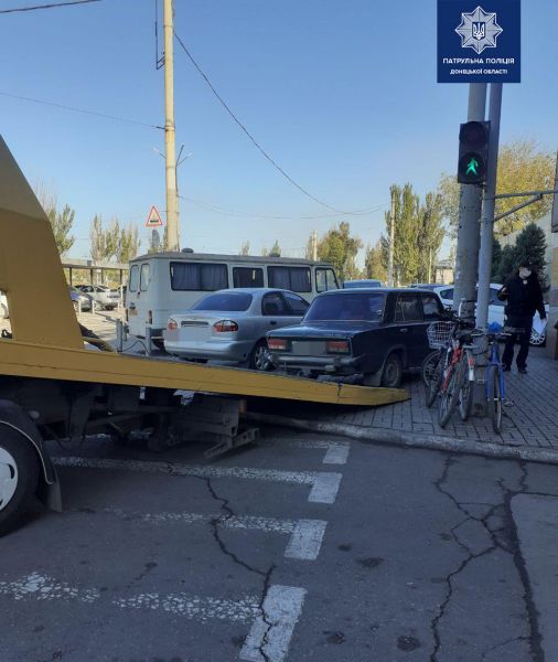 В Мариуполе с тротуара на штрафплощадку забрали несколько автомобилей
