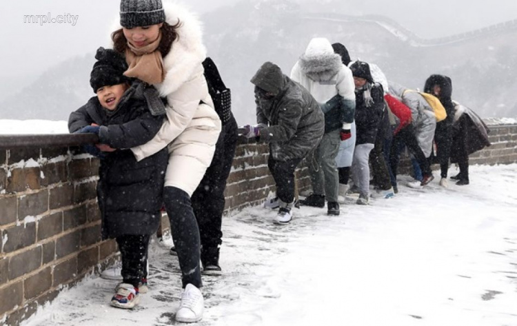 Великая Китайская стена стала «ледяной горкой» (ФОТО+ВИДЕО)