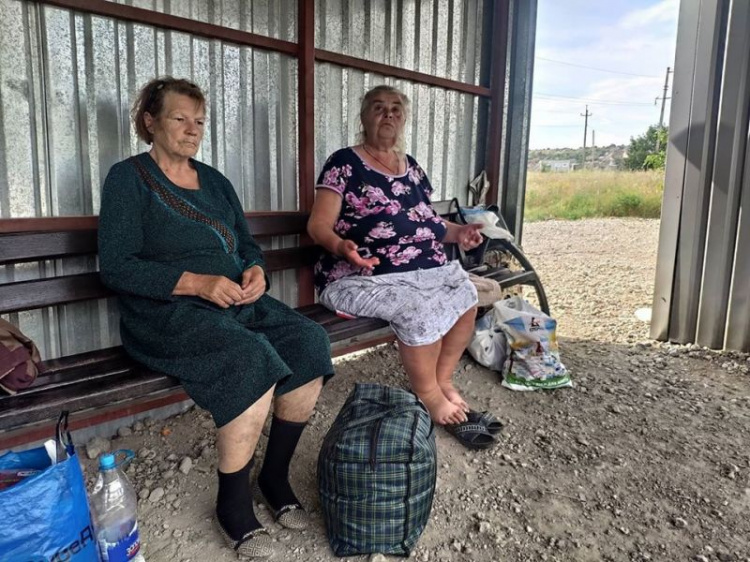 Уже несколько недель люди живут на остановке у КПВВ Донбасса: боевики не пускают домой